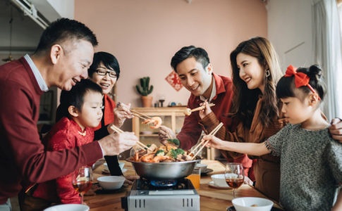 Une famille chinoise en train de partager repas.