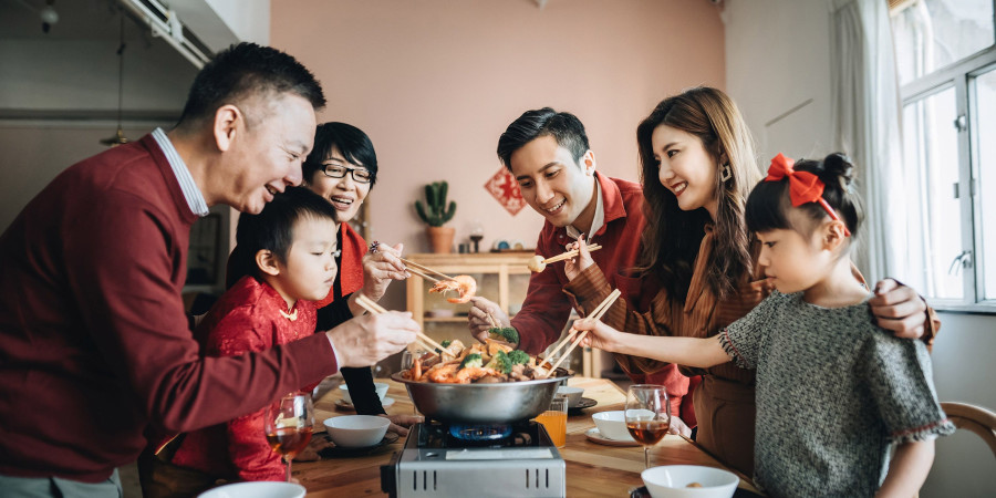 Une famille chinoise en train de partager repas.