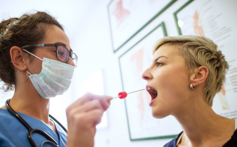 Femme en train de réaliser le test salivaire de l’Endotest dans une clinique.