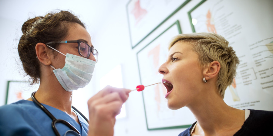 Femme en train de réaliser le test salivaire de l’Endotest dans une clinique.