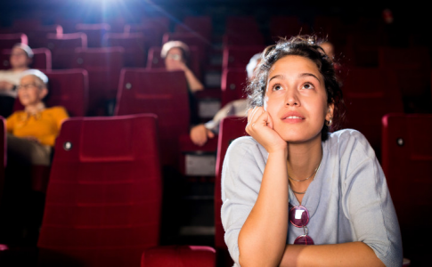 Des adolescents profitant d'une séance de cinéma.