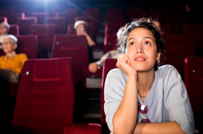 Des adolescents profitant d'une séance de cinéma.