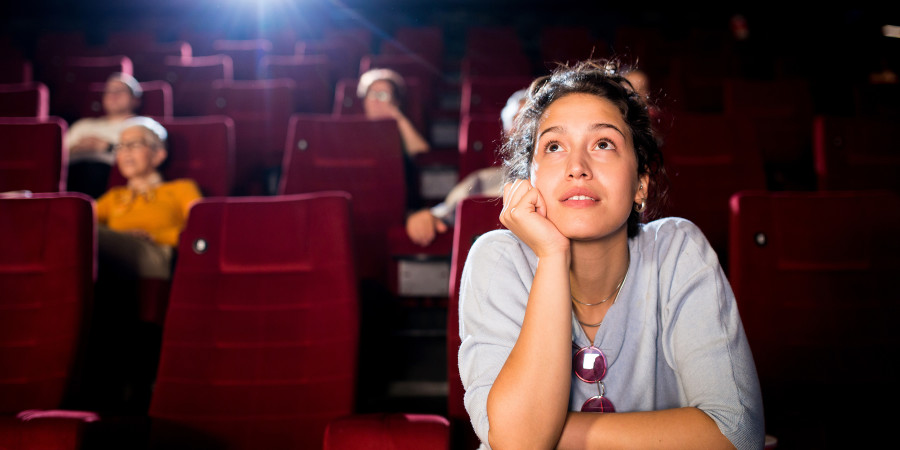 Des adolescents profitant d'une séance de cinéma.