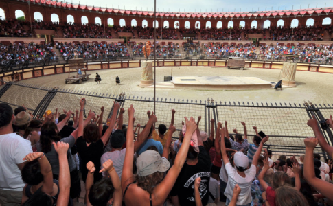 Le parc d’attraction Puy du Fou, rempli d’une immense foule.