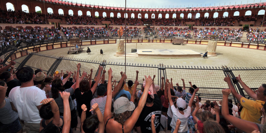 Le parc d’attraction Puy du Fou, rempli d’une immense foule.