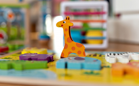 Une table remplie de jouets dans une crèche.