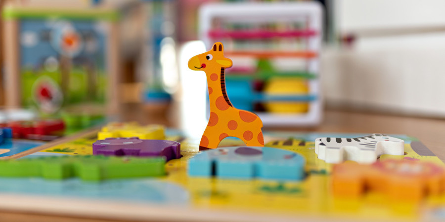 Une table remplie de jouets dans une crèche.