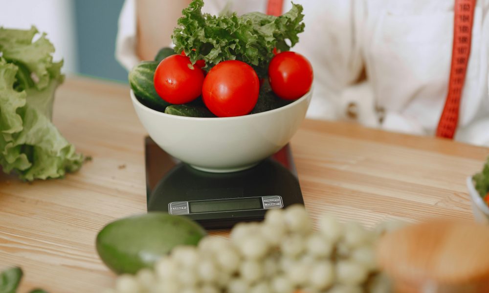 Des légumes frais sur une balance, illustrant un choix alimentaire responsable.