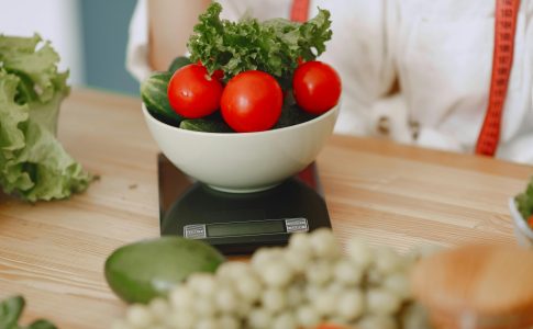 Des légumes frais sur une balance, illustrant un choix alimentaire responsable.