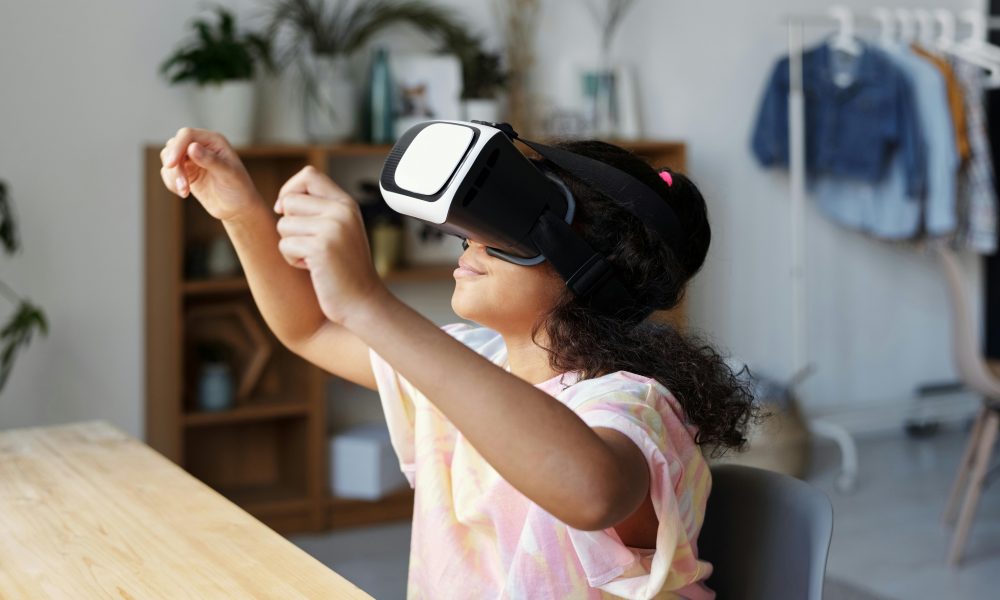 Une fillette avec un casque VR sur la tête, un équipement utilisé pour les bibliothèques 4.0 de Biblis en folie ».