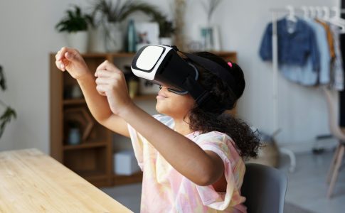 Une fillette avec un casque VR sur la tête, un équipement utilisé pour les bibliothèques 4.0 de Biblis en folie ».