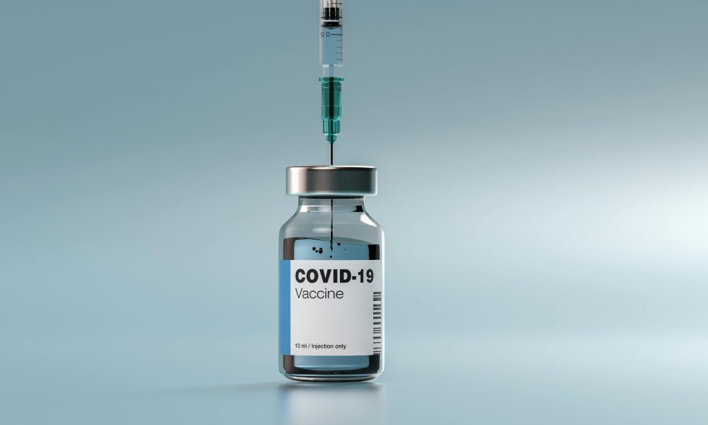 Flacon de vaccin contre la Covid-19 sur une table.