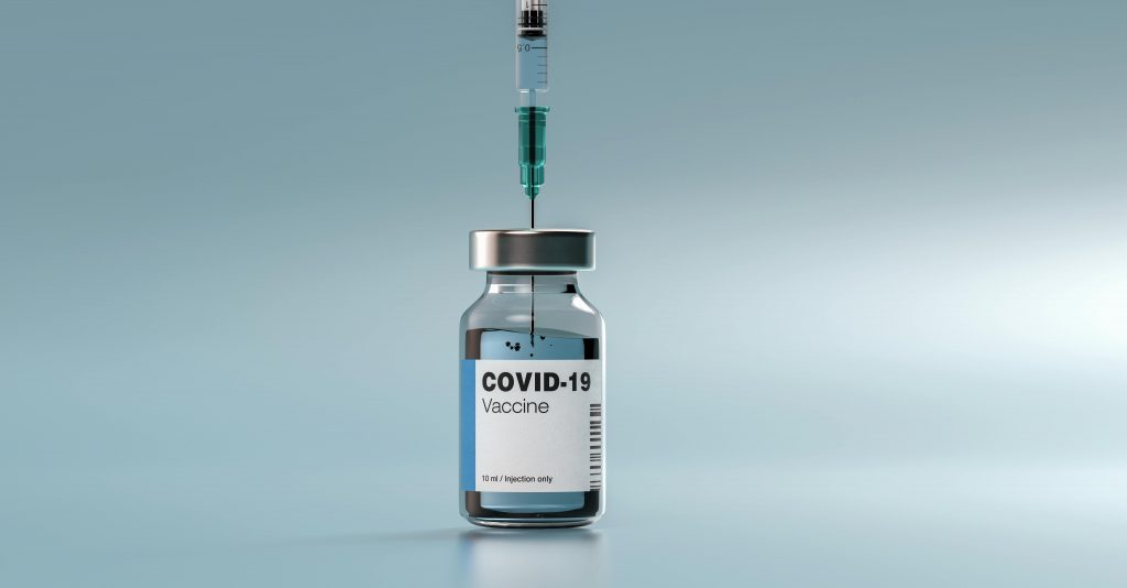 Flacon de vaccin contre la Covid-19 sur une table.