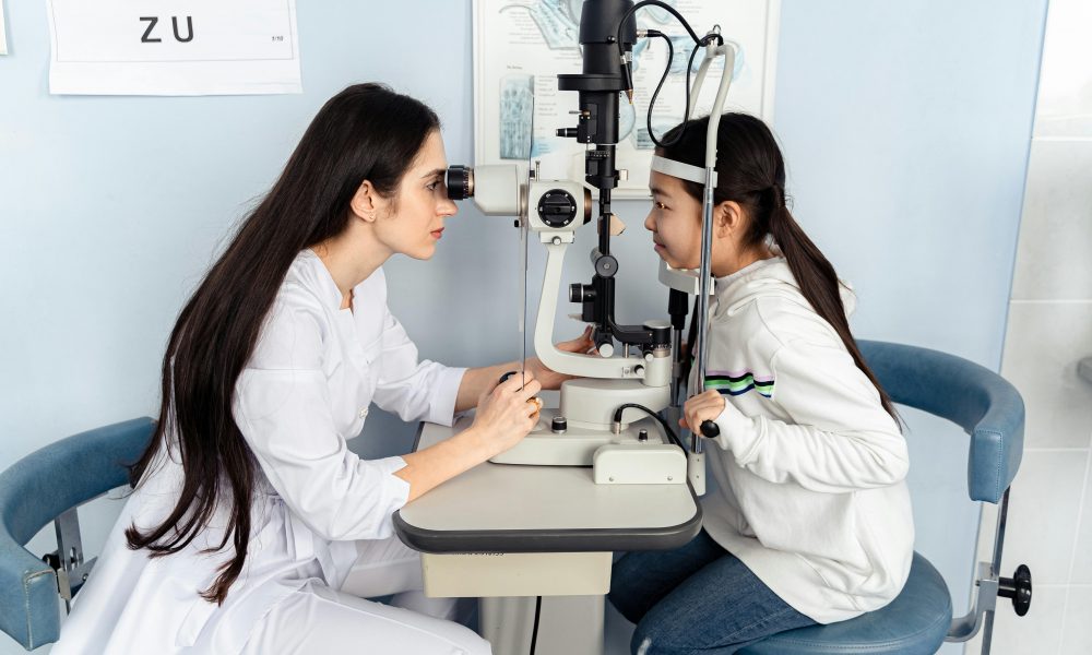 Un médecin effectuant un examen visuel sur une enfant.