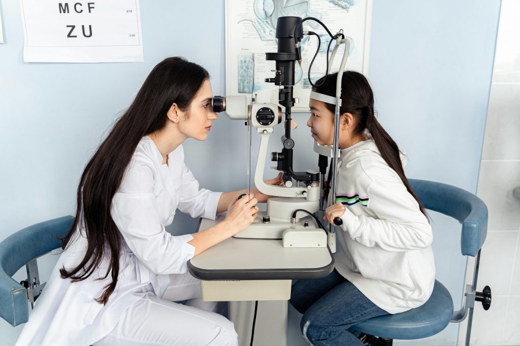 Un médecin effectuant un examen visuel sur une enfant.