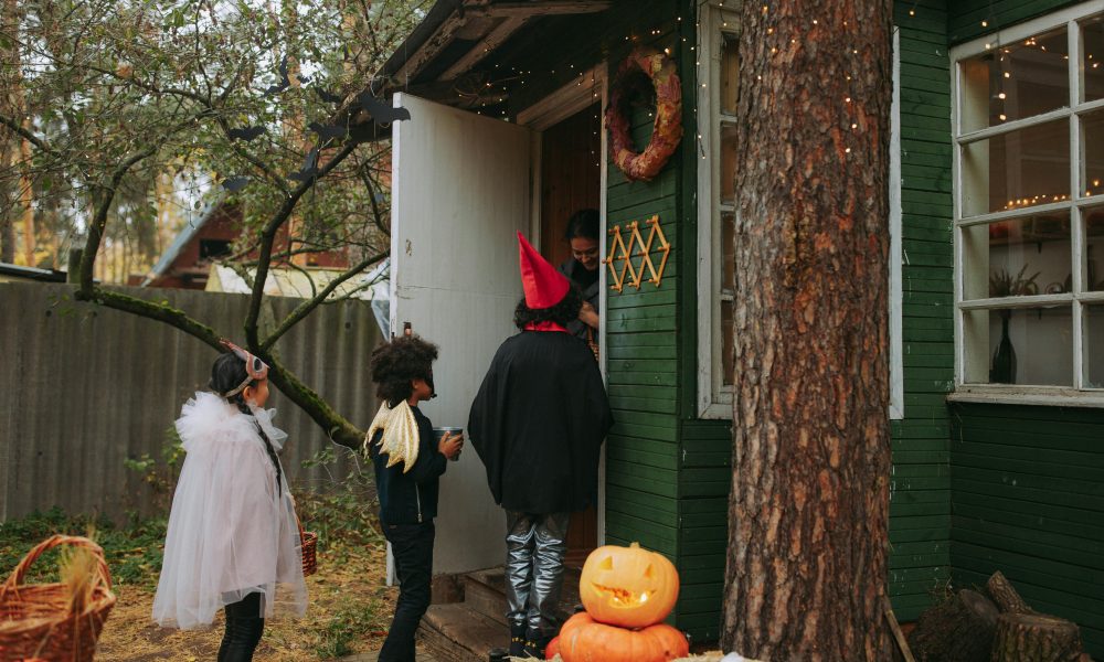 Enfants costumés faisant du porte-à-porte pour collecter des friandises d’Halloween.