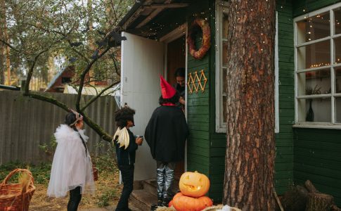 Enfants costumés faisant du porte-à-porte pour collecter des friandises d’Halloween.