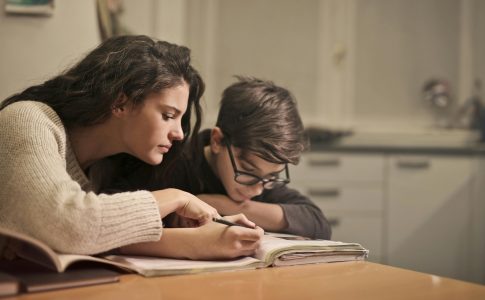 Un garcon et sa maman en train d’etudier