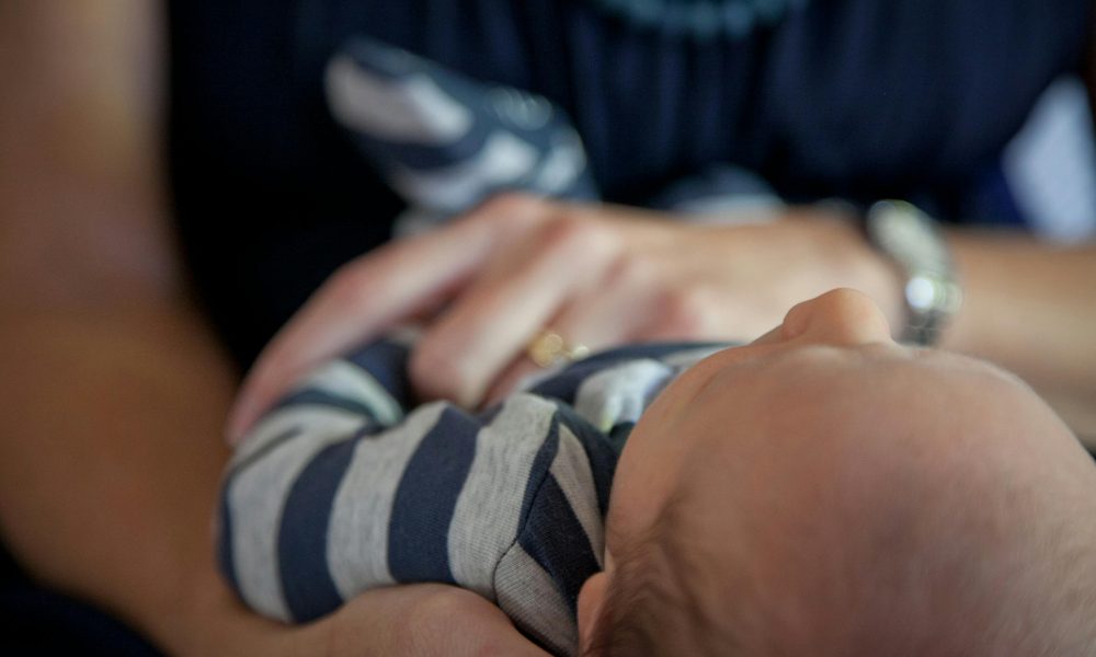 Un petit bebe allonge sur le dos