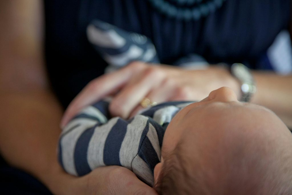 Un petit bebe allonge sur le dos