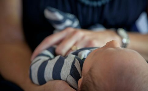 Un petit bebe allonge sur le dos