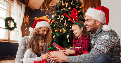 Une famille déballant les cadeaux de Noël