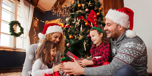 Une famille déballant les cadeaux de Noël