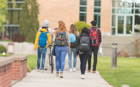 Des élèves américains qui arrivent à leur école.