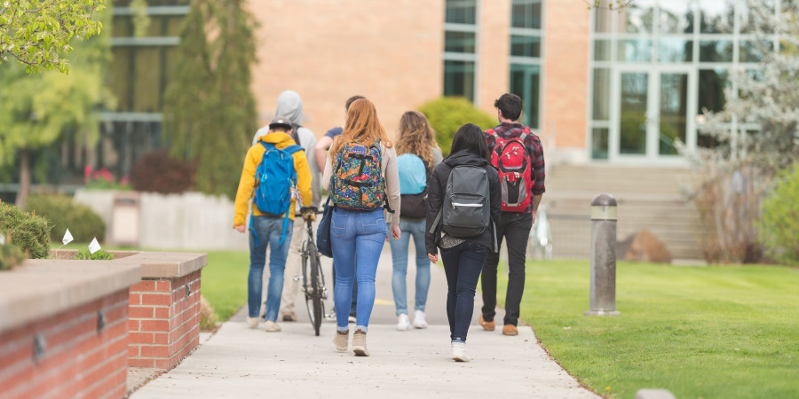 Des élèves américains qui arrivent à leur école.