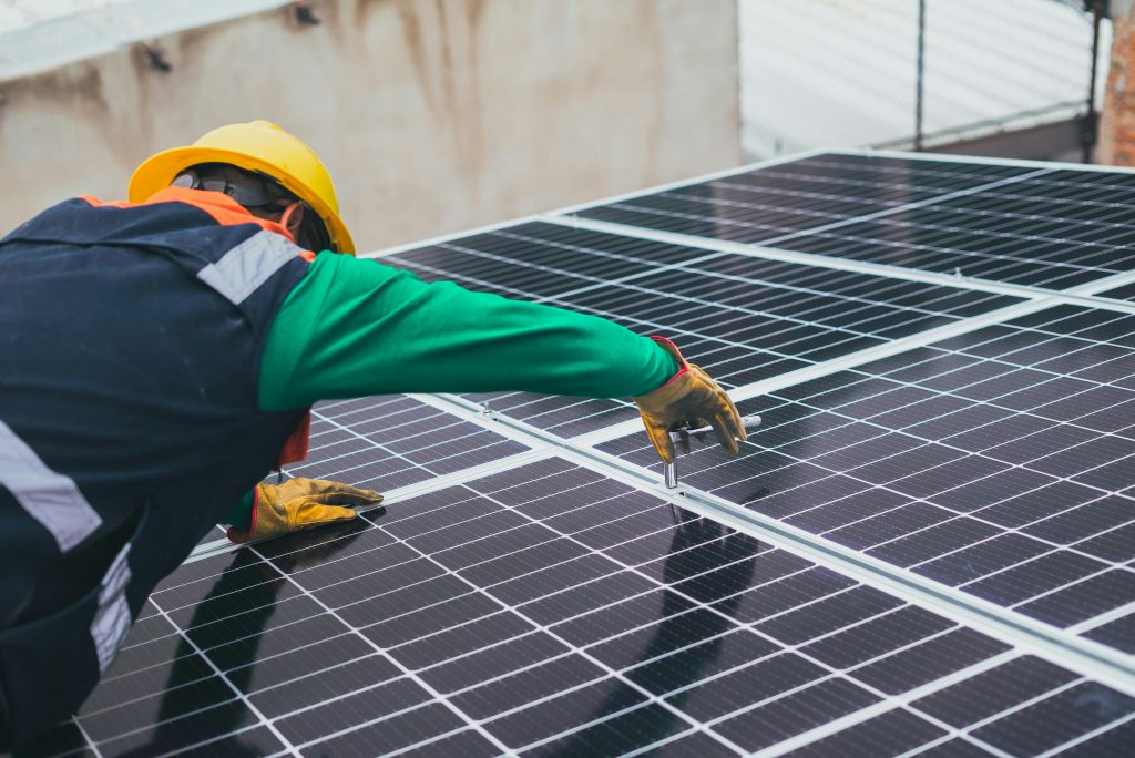 Un technicien installant un panneau solaire sur un toit