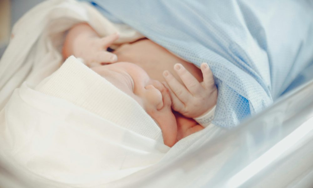 Un nouveau-né couché dans un berceau, à l’hôpital.