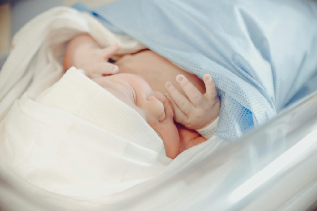 Un nouveau-né couché dans un berceau, à l’hôpital.