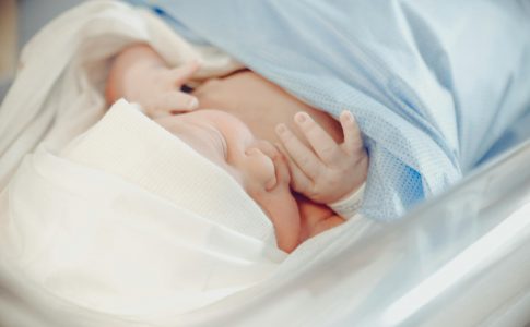 Un nouveau-né couché dans un berceau, à l’hôpital.