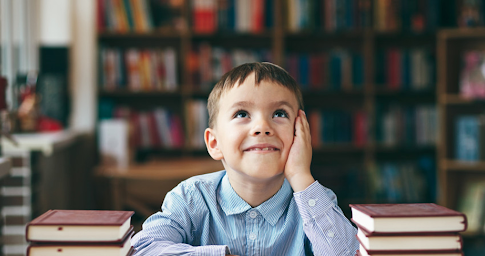 Un enfant entouré de livres