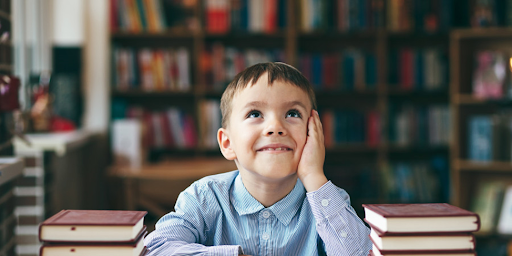 Un enfant entouré de livres