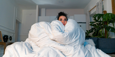 Une femme absorbée devant son écran.