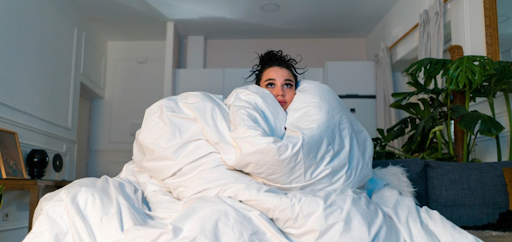 Une femme absorbée devant son écran.