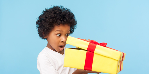 Un enfant heureux ouvre un cadeau de Noël