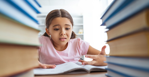 Petite fille lisant des livres