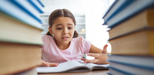 Petite fille lisant des livres