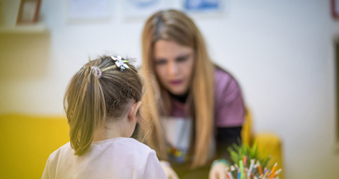 Une petite fille à la maternelle