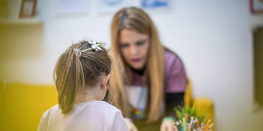 Une petite fille à la maternelle