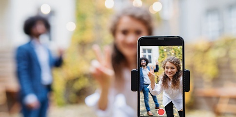 Un couple d’influenceur en train de se prendre en photo