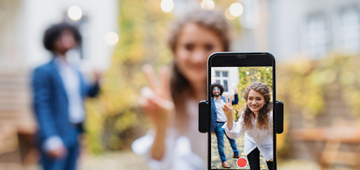 Un couple d’influenceur en train de se prendre en photo