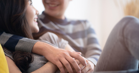 Un jeune couple se tenant étroitement l’un contre l’autre