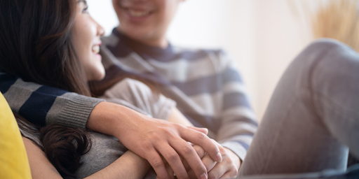 Un jeune couple se tenant étroitement l’un contre l’autre