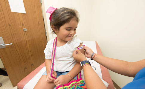 Un enfant en train de se faire vacciner