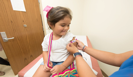 Un enfant en train de se faire vacciner