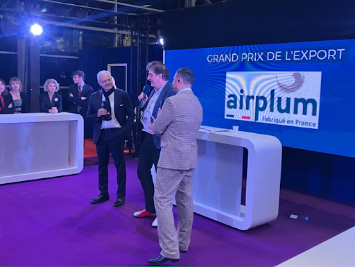 3 hommes avec micro devant logo Airplum