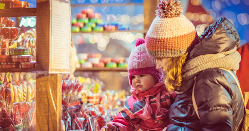 Une mère et son enfant explorant des sucreries dans un magasin.